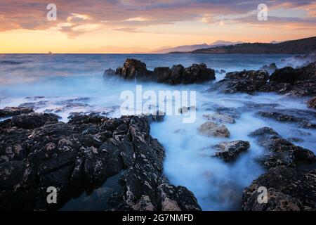 Wunderschöne Sonnenuntergangslandschaft an der Küste des Ionischen Meeres in Südalbanien Stockfoto