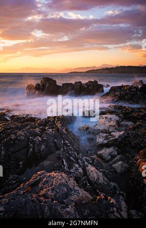 Wunderschöne Sonnenuntergangslandschaft an der Küste des Ionischen Meeres in Südalbanien Stockfoto