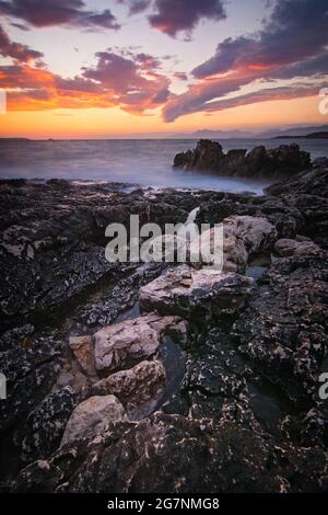 Wunderschöne Sonnenuntergangslandschaft an der Küste des Ionischen Meeres in Südalbanien Stockfoto