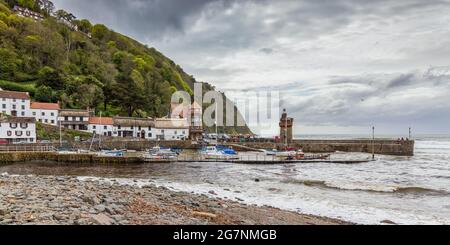 Lynmouth Hafen bei Flut mit dem Rheinischen Turm an der Hafenmauer, North Devon, England. Stockfoto