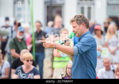 Friedrichstadt, Deutschland. Juli 2021. Robert Habeck, Co-Vorsitzender von Bündnis 90/die Grünen, spricht im Rahmen seiner "Küstenreise" Schleswig-Holsteins bei einer Wahlkampfveranstaltung auf dem Friedrichstädter Marktplatz mit Anwohnern und Touristen. Quelle: Gregor Fischer/dpa/Alamy Live News Stockfoto