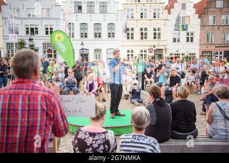 Friedrichstadt, Deutschland. Juli 2021. Robert Habeck, Co-Vorsitzender von Bündnis 90/die Grünen, spricht im Rahmen seiner "Küstenreise" Schleswig-Holsteins bei einer Wahlkampfveranstaltung auf dem Friedrichstädter Marktplatz mit Anwohnern und Touristen. Quelle: Gregor Fischer/dpa/Alamy Live News Stockfoto