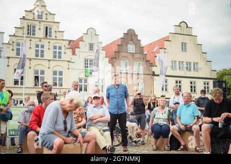 Friedrichstadt, Deutschland. Juli 2021. Robert Habeck, Co-Vorsitzender von Bündnis 90/die Grünen, kommt im Rahmen seiner "Küstenreise" durch Schleswig-Holstein zu Anwohnern und Touristen auf den Marktplatz in Friedrichstadt zu einer Wahlkampfveranstaltung. Quelle: Gregor Fischer/dpa/Alamy Live News Stockfoto