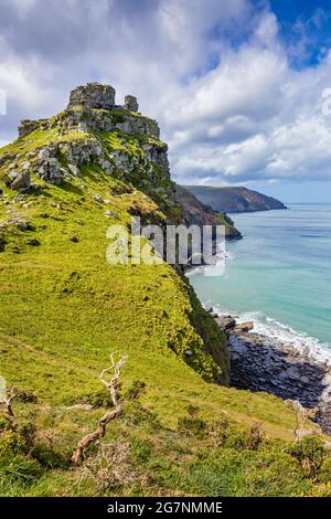 Wringcliff Bay in der Nähe von Castle Rock, Valley of the Rocks im Exmoor National Park in der Nähe von Lynton, aufgenommen vom South West Coast Path. Stockfoto