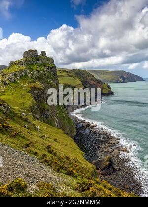 Wringcliff Bay in der Nähe von Castle Rock, Valley of the Rocks im Exmoor National Park in der Nähe von Lynton, aufgenommen vom South West Coast Path. Stockfoto