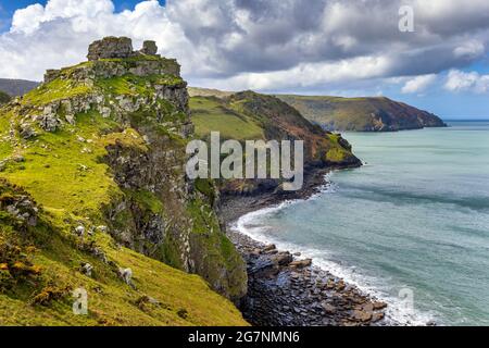 Wringcliff Bay in der Nähe von Castle Rock, Valley of the Rocks im Exmoor National Park in der Nähe von Lynton, aufgenommen vom South West Coast Path. Stockfoto