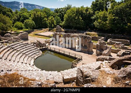Beliebtes Touristenziel - antikes Theater im Butrint-Nationalpark in Albanien Stockfoto
