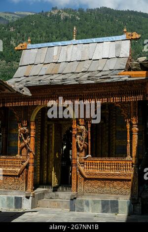 Blick auf den Hindu-Tempel von Narayan Nagini im Dorf Kalpa in Himachal Pradesh, Indien. Stockfoto