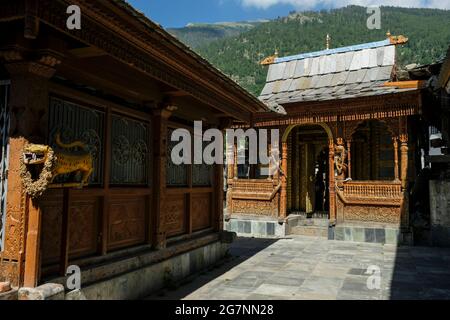 Blick auf den Hindu-Tempel von Narayan Nagini im Dorf Kalpa in Himachal Pradesh, Indien. Stockfoto