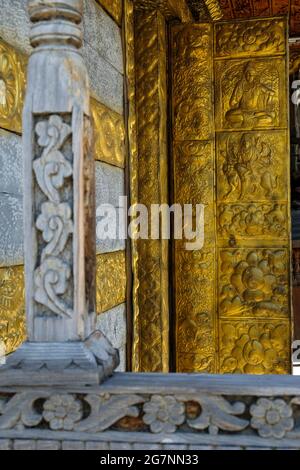 Blick auf den Hindu-Tempel von Narayan Nagini im Dorf Kalpa in Himachal Pradesh, Indien. Stockfoto