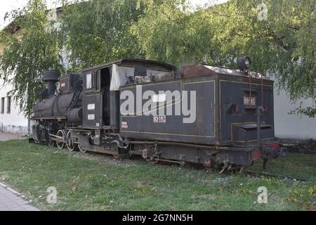 Die alte schwarze Dampflokomotive auf den alten Schienen erinnert an alte Zeiten Stockfoto