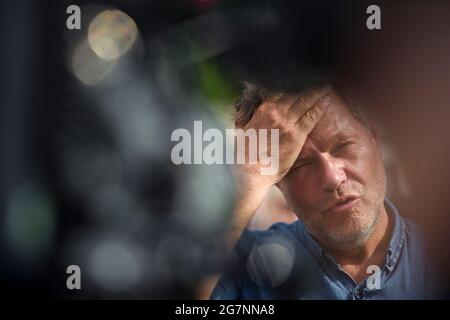 Friedrichstadt, Deutschland. Juli 2021. Robert Habeck, Co-Vorsitzender von Bündnis 90/die Grünen, spricht im Rahmen seiner "Küstenreise" Schleswig-Holsteins bei einer Wahlkampfveranstaltung auf dem Friedrichstädter Marktplatz mit Anwohnern und Touristen. Quelle: Gregor Fischer/dpa/Alamy Live News Stockfoto