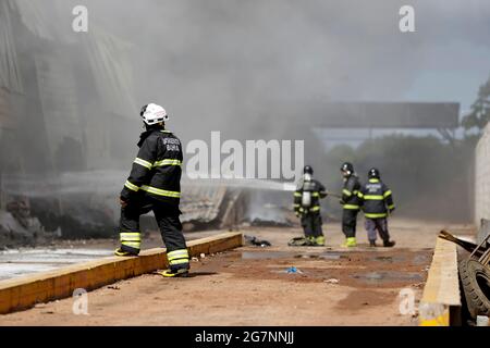 salvador, bahia, brasilien - 31. Mai 2019: Mitglieder der Feuerwehr werden bei einem Brand in einer Fabrik in der Stadt Salvador gesehen. Stockfoto