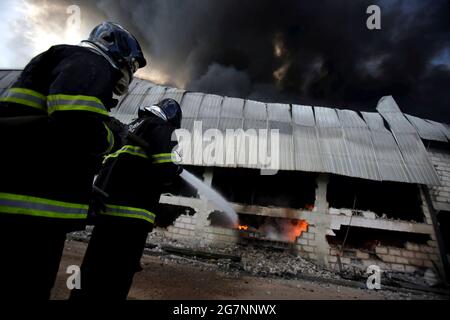 salvador, bahia, brasilien - 31. Mai 2019: Mitglieder der Feuerwehr werden bei einem Brand in einer Fabrik in der Stadt Salvador gesehen. Stockfoto