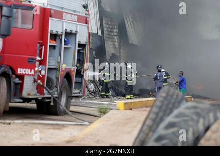 salvador, bahia, brasilien - 31. Mai 2019: Mitglieder der Feuerwehr werden bei einem Brand in einer Fabrik in der Stadt Salvador gesehen. Stockfoto