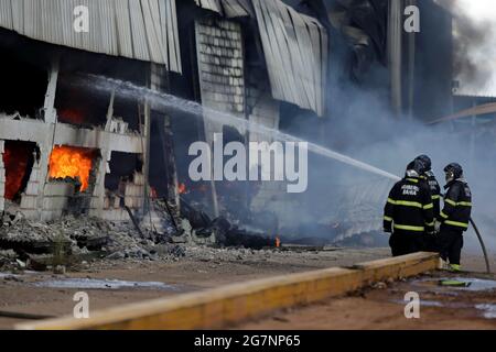 salvador, bahia, brasilien - 31. Mai 2019: Mitglieder der Feuerwehr werden bei einem Brand in einer Fabrik in der Stadt Salvador gesehen. Stockfoto