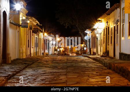 Tiradentes, Minas Gerais, Brasilien - 14. Juli 2021: Nachtszene von Häusern und charakteristische Architektur der historischen Stadt Tiradentes, Innenraum von M Stockfoto