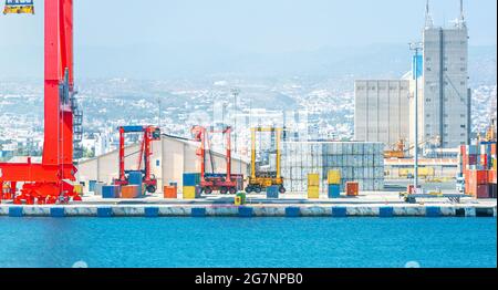 Transport von Containerfrachtern im Frachtterminal des Hafens von Limassol (Zypern) Stockfoto