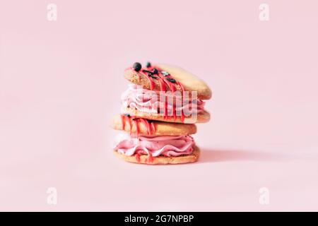 Herzförmige Kuchen befinden sich in der Mitte des rosa Hintergrunds. Hausgemachte Kuchen für Urlaub, Party und Geschenk an Ihre Liebsten. Stockfoto
