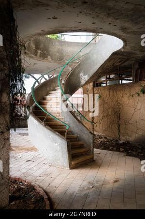 Verlassene Villa im Libanon mit atemberaubender Aussicht und Treppe Stockfoto