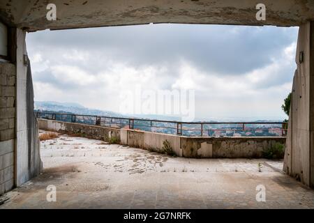 Verlassene Villa im Libanon mit atemberaubender Aussicht und Treppe Stockfoto