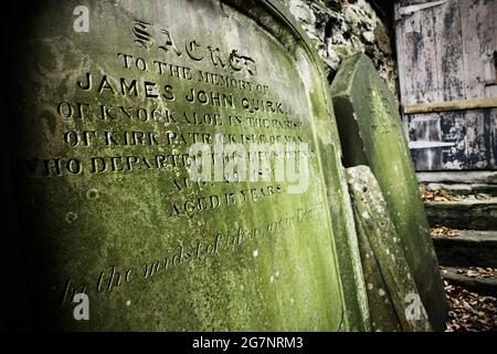 Grabstein auf dem Friedhof der Kirche St. Mary the Less, Durham, Großbritannien. Stockfoto