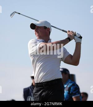 Sandwich, Großbritannien. Juli 2021. Am ersten Tag der Open Championship bei Royal St George's in Sandwich, England, am Donnerstag, dem 15. Juli 2021, schlägt Rory McElroy am achten Loch ab. Foto von Hugo Philpott/UPI Credit: UPI/Alamy Live News Stockfoto