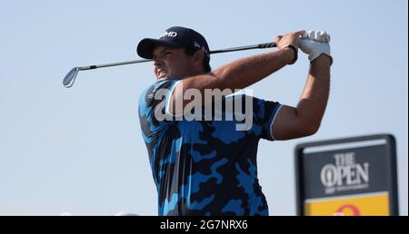 Sandwich, Großbritannien. Juli 2021. Patrick Reed aus den USA schlägt am ersten Tag der Open Championship bei Royal St George's in Sandwich, England, am Donnerstag, dem 15. Juli 2021, am achten Loch ab. Foto von Hugo Philpott/UPI Credit: UPI/Alamy Live News Stockfoto