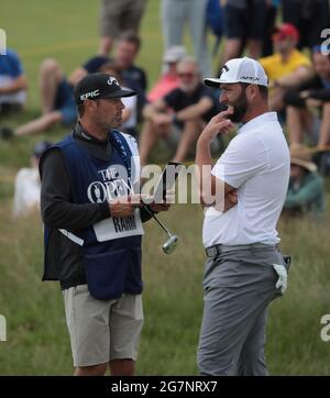 Sandwich, Großbritannien. Juli 2021. Am Donnerstag, den 15. Juli 2021, spricht der Spanier Jon Rahm mit seinem Caddie beim achten Green am ersten Tag der Open Championship im Royal St George's in Sandwich, England. Foto von Hugo Philpott/UPI Credit: UPI/Alamy Live News Stockfoto