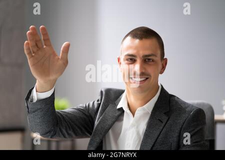 Mann Porträt Winkt Hallo In Videokonferenz Stockfoto