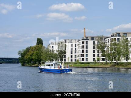 Berlin, Deutschland, ein Wasserpolizisten-Patrouillenboot, das an der Spree vorbeifährt, baut frische Wohnhäuser Stockfoto