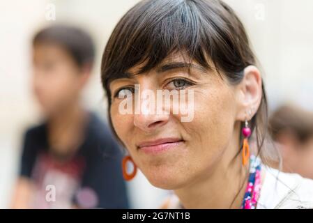 Junge hispanische Frau lächelt glücklich in der Stadt stehen. Stockfoto