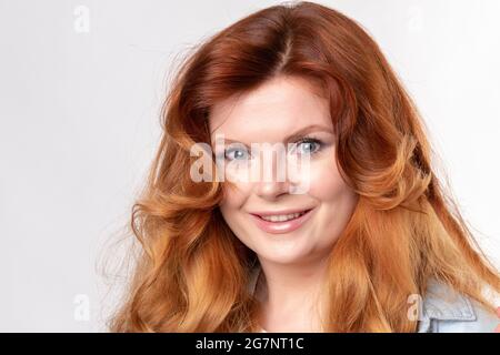 Ingwer Frau possin wie Modell im Studio. Nahaufnahme im Hochformat. Stockfoto