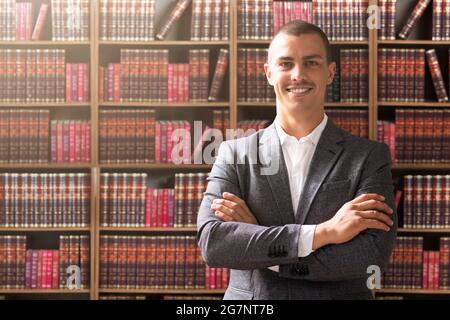Junger Rechtsanwalt Im Gerichtssaal Mit Büchern Stockfoto