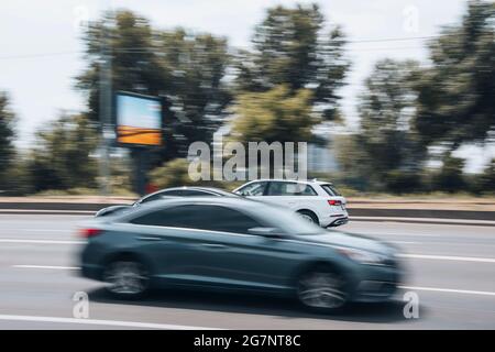 Ukraine, Kiew - 27. Juni 2021: Autos bewegen sich auf der Straße. Redaktionell Stockfoto