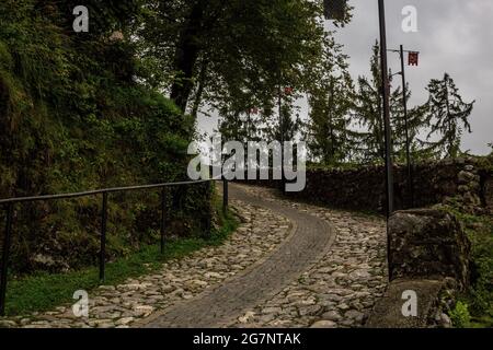 Bled, Slowenien - 11. September 2017: Blick auf die Straße zum Schloss Bled an einem regnerischen Tag Stockfoto