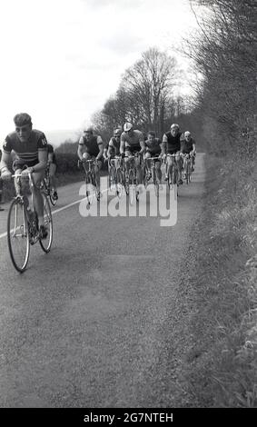 50er Jahre, historisch, ein Radrennen, Amateur-Radler in einer Gruppe oder Haufen auf einer Landstraße, England, Großbritannien. Stockfoto