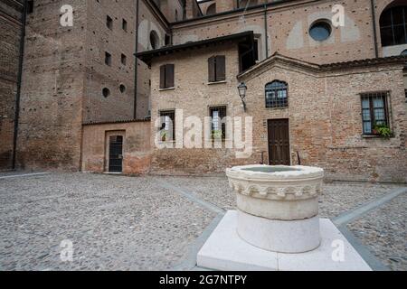 Mantua, Italien. 13. Juli 2021. Blick auf den Leon Battista Alberti Platz im Stadtzentrum Stockfoto