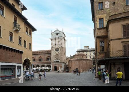 Mantua, Italien. 13. Juli 2021. Blick auf den Uhrenturm auf der Piazza delle Erbe im Stadtzentrum Stockfoto