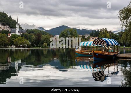 Bled, Slowenien - 11. September 2017: Blick auf die St.-Martin-Kirche auf dem Bleder See, Slowenien Stockfoto