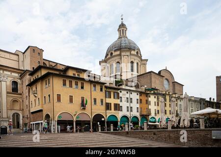 Mantua, Italien. 13. Juli 2021. Blick auf die Gebäude auf der Piazza delle Erbe im Stadtzentrum Stockfoto