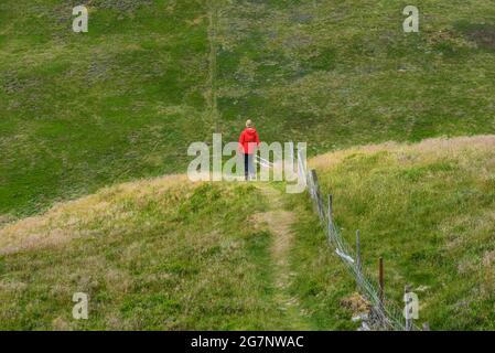 Abstieg zum Crabtree Beck von Low Fell mit dem Aufstieg zum Darling Fell im Hintergrund. North West Fells of Cumbria Stockfoto