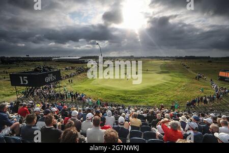 Gesamtansicht des 15. Grüns während des ersten Tages der Open im Royal St George's Golf Club in Sandwich, Kent. Bilddatum: Donnerstag, 15. Juli 2021. Stockfoto