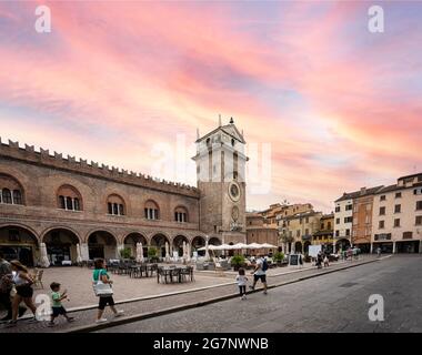 Mantua, Italien. 13. Juli 2021. Blick auf den Uhrenturm auf der Piazza delle Erbe im Stadtzentrum Stockfoto