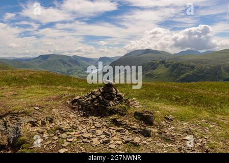 Gipfelsturm auf dem Henkelkamm in den Loweswater Fells von Cumbria Stockfoto