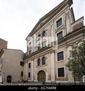 Mantua, Italien. 13. Juli 2021. Außenansicht der ehemaligen Kirche der Heiligen Dreifaltigkeit im Stadtzentrum Stockfoto