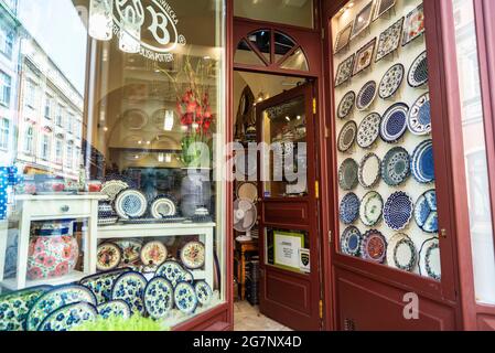 Krakau, Polen - 28. August 2018: Ausstellung eines originell polnischen Töpferwarenladens in der Slawkowska-Straße, Einkaufsstraße in Krakau, Polen Stockfoto