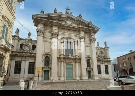 Mantua, Italien. 13. Juli 2021. Blick auf die Fassade des Petersdoms in der Innenstadt Stockfoto