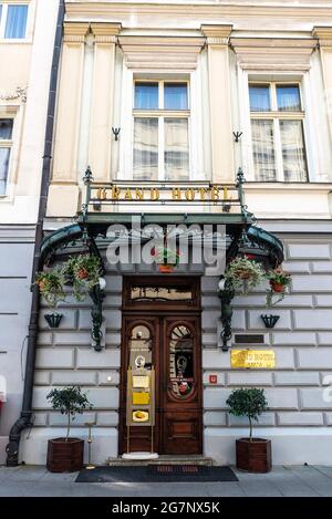 Krakau, Polen - 28. August 2018: Eingang des Grand Hotels, Luxushotel in der Slawkowska Straße, Krakau, Polen Stockfoto