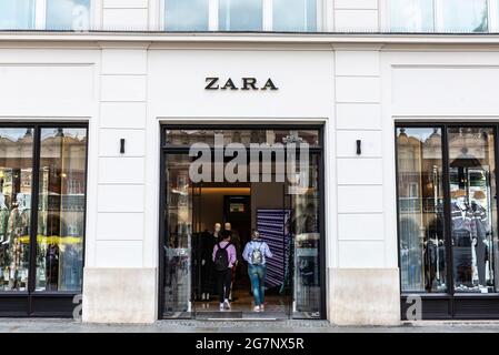 Krakau, Polen - 28. August 2018: Eingang eines Bekleidungsladens von Zara mit Menschen in Krakau, Polen Stockfoto